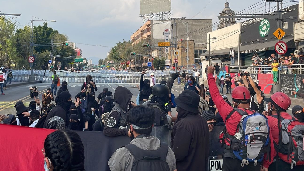 Marchan en CDMX por matanza de Tlatelolco; hay 3 policías lesionados tras disturbios