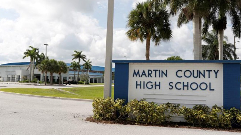 Detienen en Florida a dos estudiantes por amenazar con tiroteo en secundaria