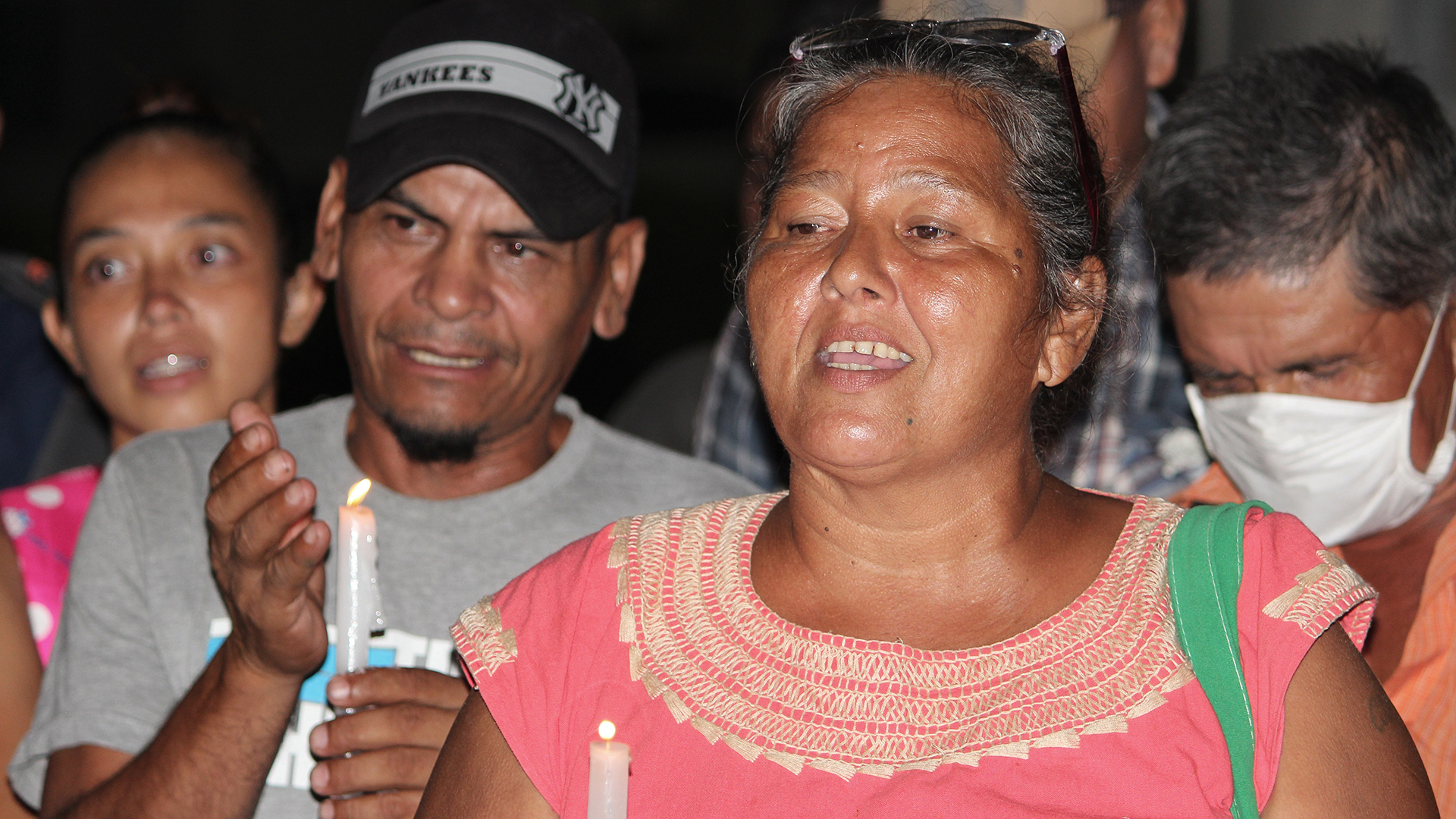 Migrantes realizan vigilias en Chiapas previo a partir en caravana - migrantes-en-tapachula-durante-vigilia