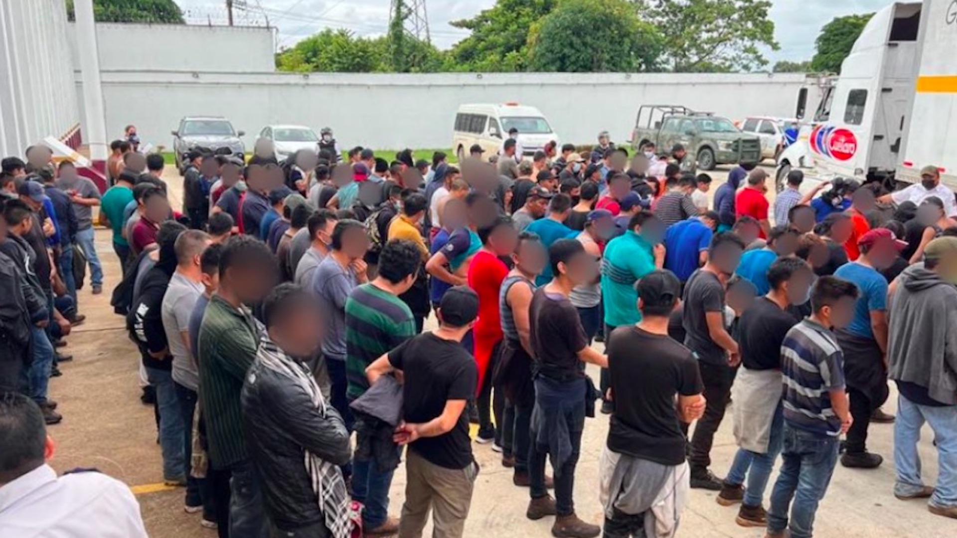INM rescata a 334 migrantes ocultos en tráiler de galletas en Veracruz