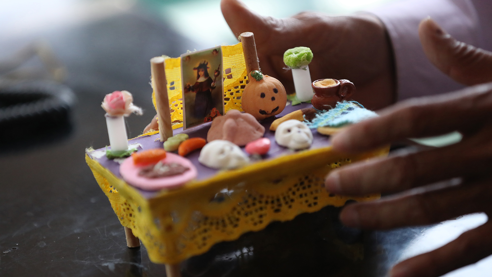 Calaveras y dulces salvan a artesanos de la crisis en el Día de Muertos - mini-ofrenda-de-azucar