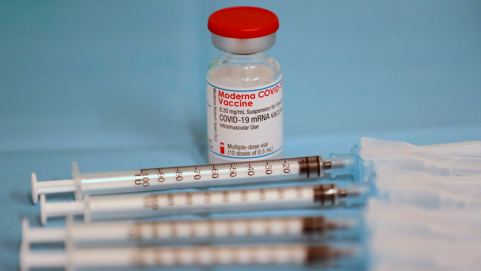 FDA da aprobación completa a vacuna contra COVID-19 de Moderna