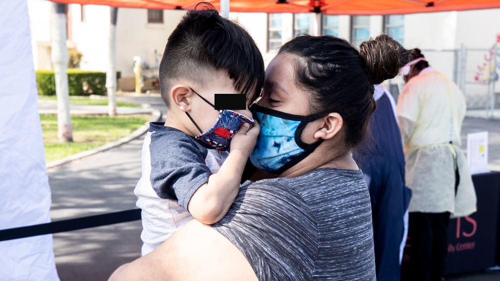 EE.UU. apunta a vacunación de niños, víctimas de COVID-19 por partida doble