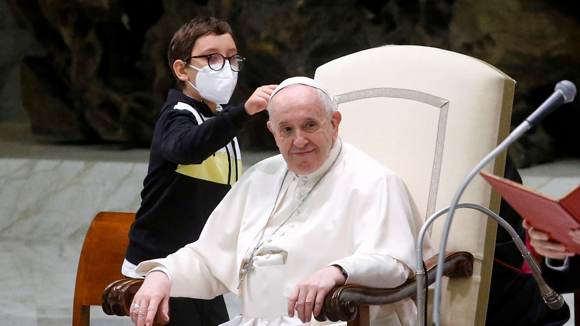 #Video Niño protagoniza audiencia general al querer el solideo del papa Francisco