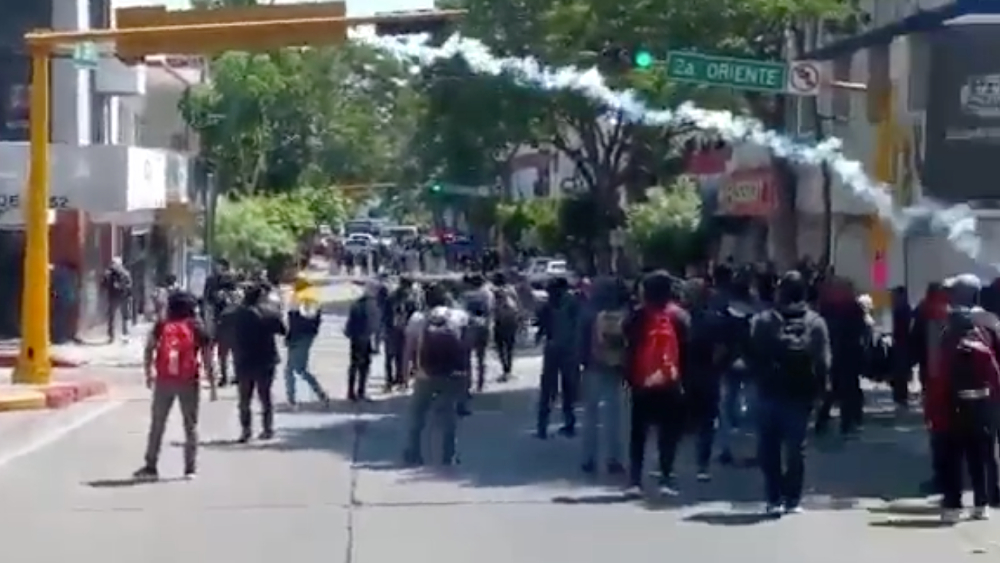 Se enfrentan normalistas y policías en Tuxtla Gutiérrez, Chiapas