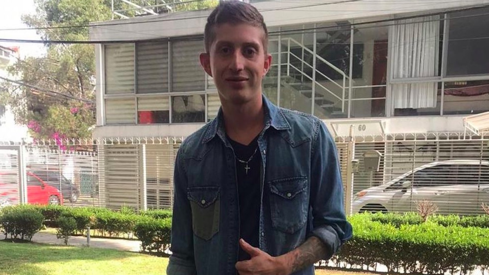 Polémica por la muerte de ‘Benito’; lo recuerdan con aplausos en el teatro