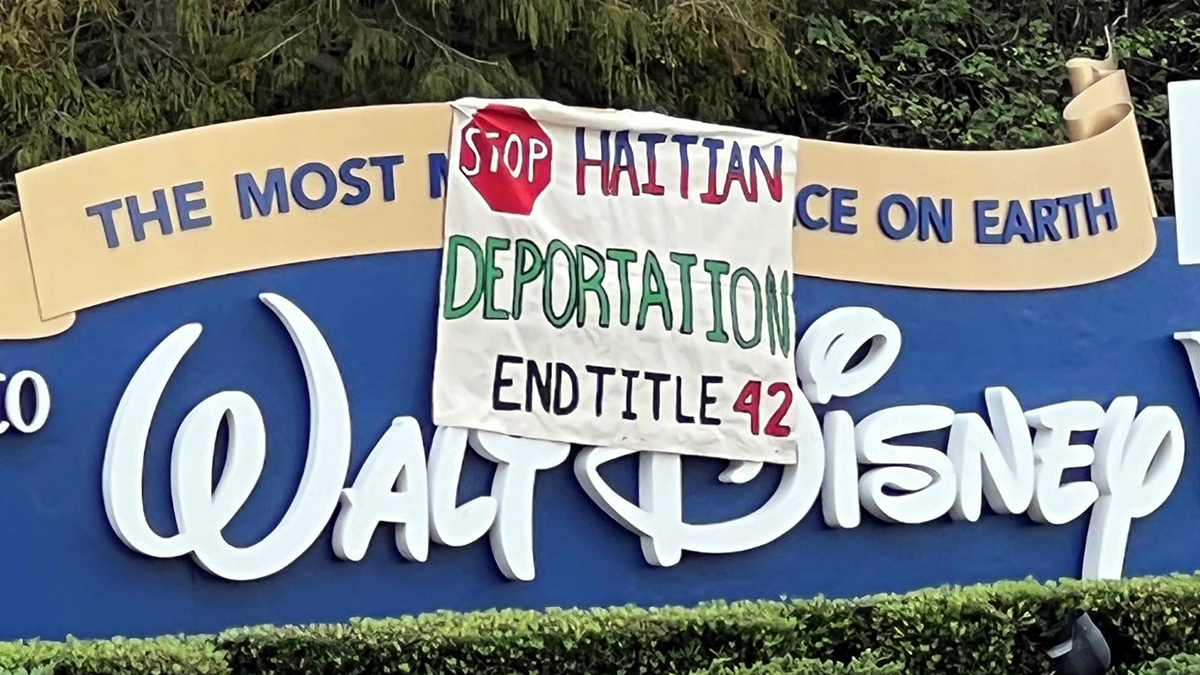 Migrantes protestan con pancartas en Disney para pedir la ciudadanía de EE.UU.