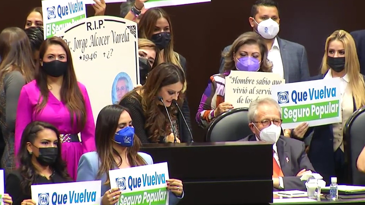 #Video Diputados panistas regalan lápida a Jorge Alcocer en comparecencia