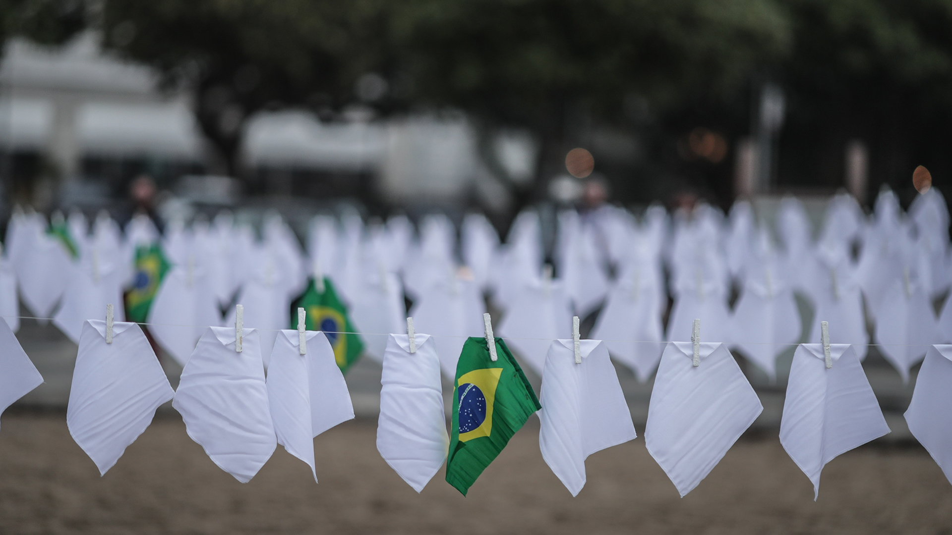 Brasil rebasa las 600 mil muertes por COVID-19 - panuelos-blancos-en-brasil-por-las-mas-de-600-mil-victimas-de-covid-19