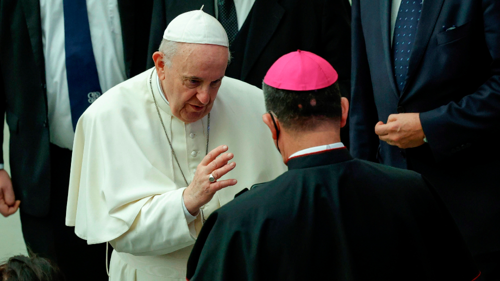 Francisco defiende objeción de conciencia en abortos como “gesto leal”