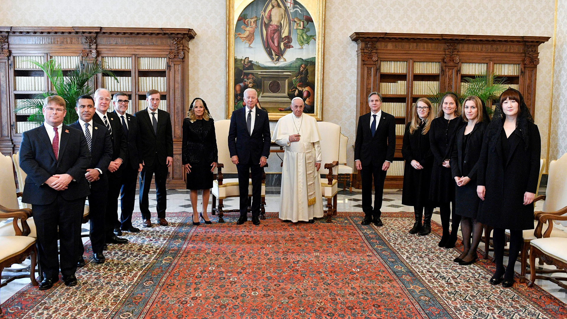 Se reúnen Biden y el papa Francisco; histórica visita duró 75 minutos - papa-francisco-con-el-presidente-biden-y-delegacion-estadounidense