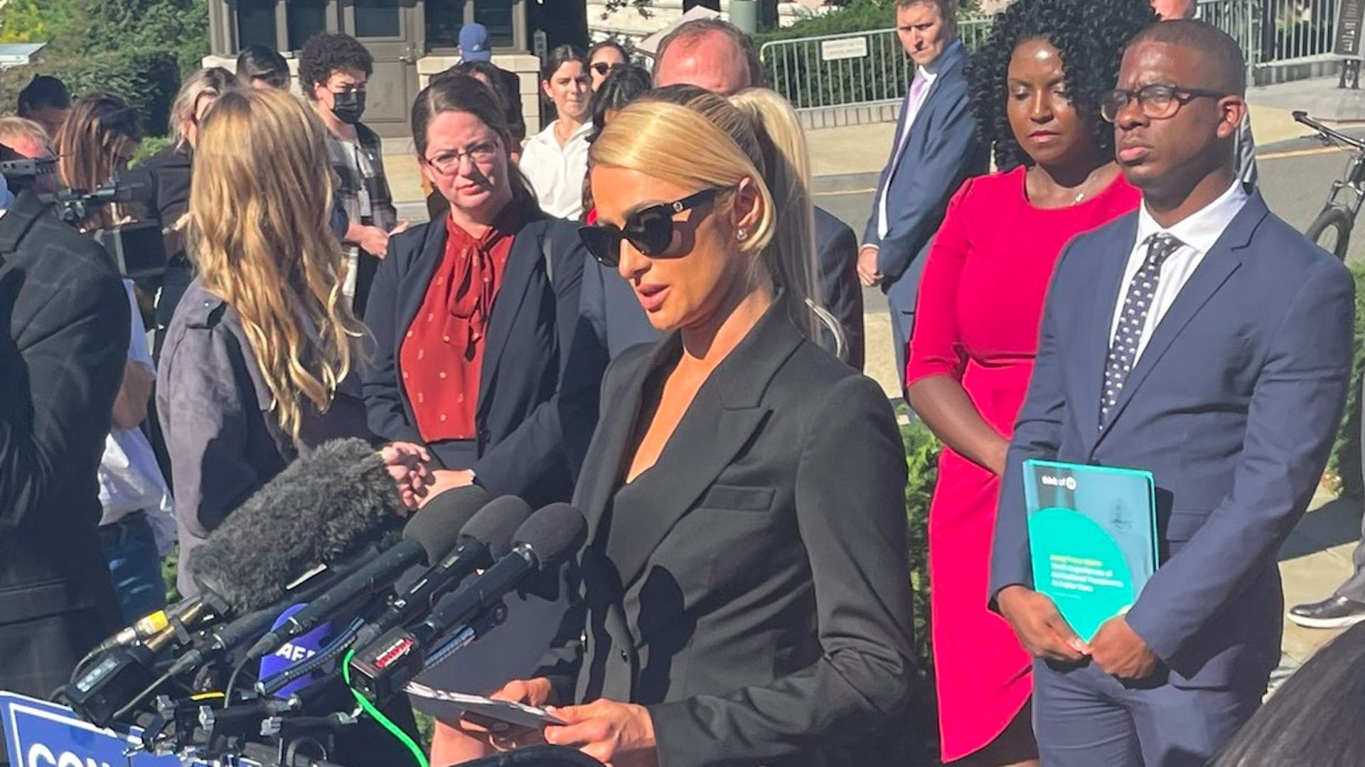 Paris Hilton pide proteger a adolescentes en centros de rehabilitación