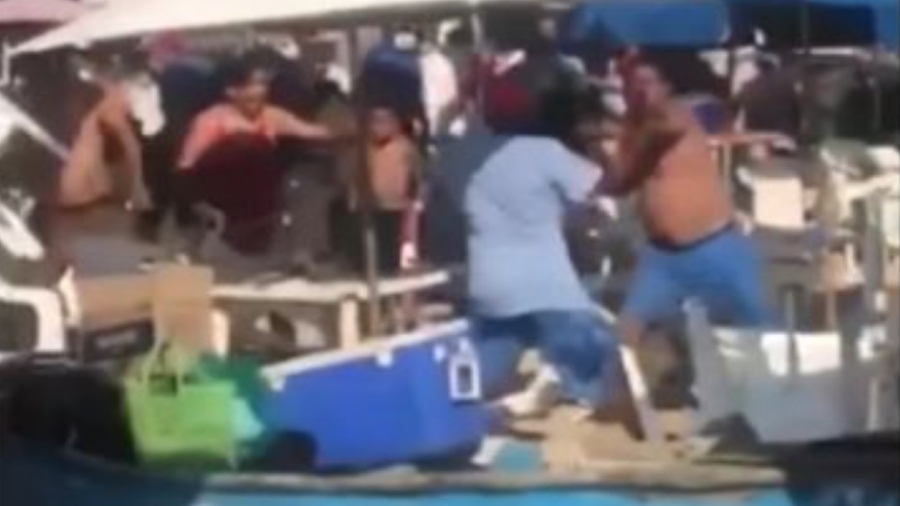 #Video Pelean turistas y comerciantes en Playa Caleta, Acapulco
