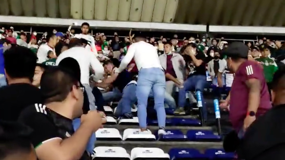 #Video Aficionados pelean en tribunas del Estadio Azteca