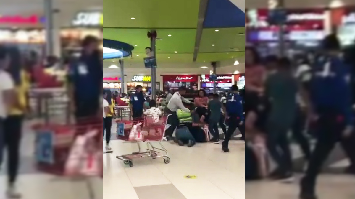 #Video Pelea por mesa en plaza de Apodaca termina a golpes #Video Pelea por mesa en plaza de Apodaca termina a golpes