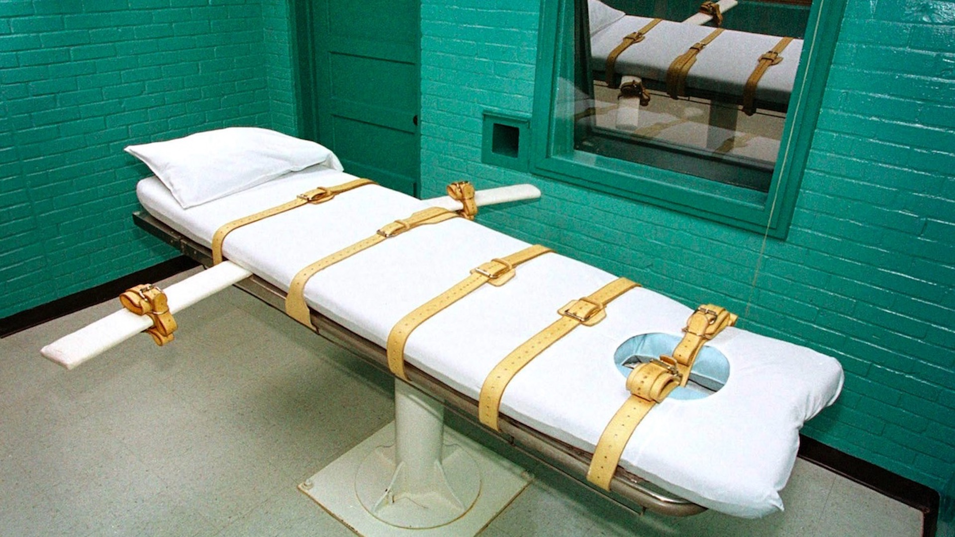 Macron critica a países que aplican la pena de muerte