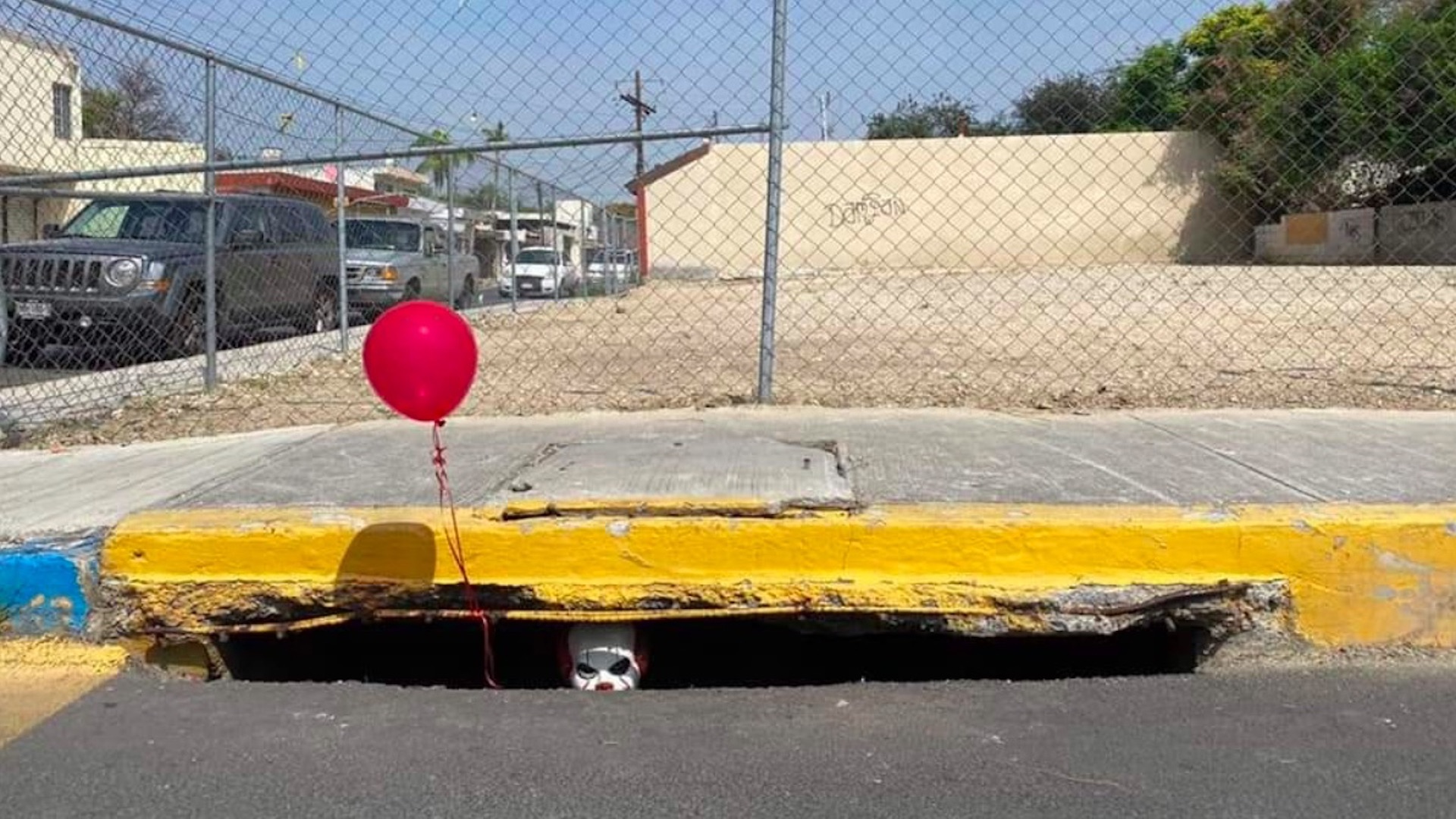 Pennywise aparece en alcantarilla de Nuevo León