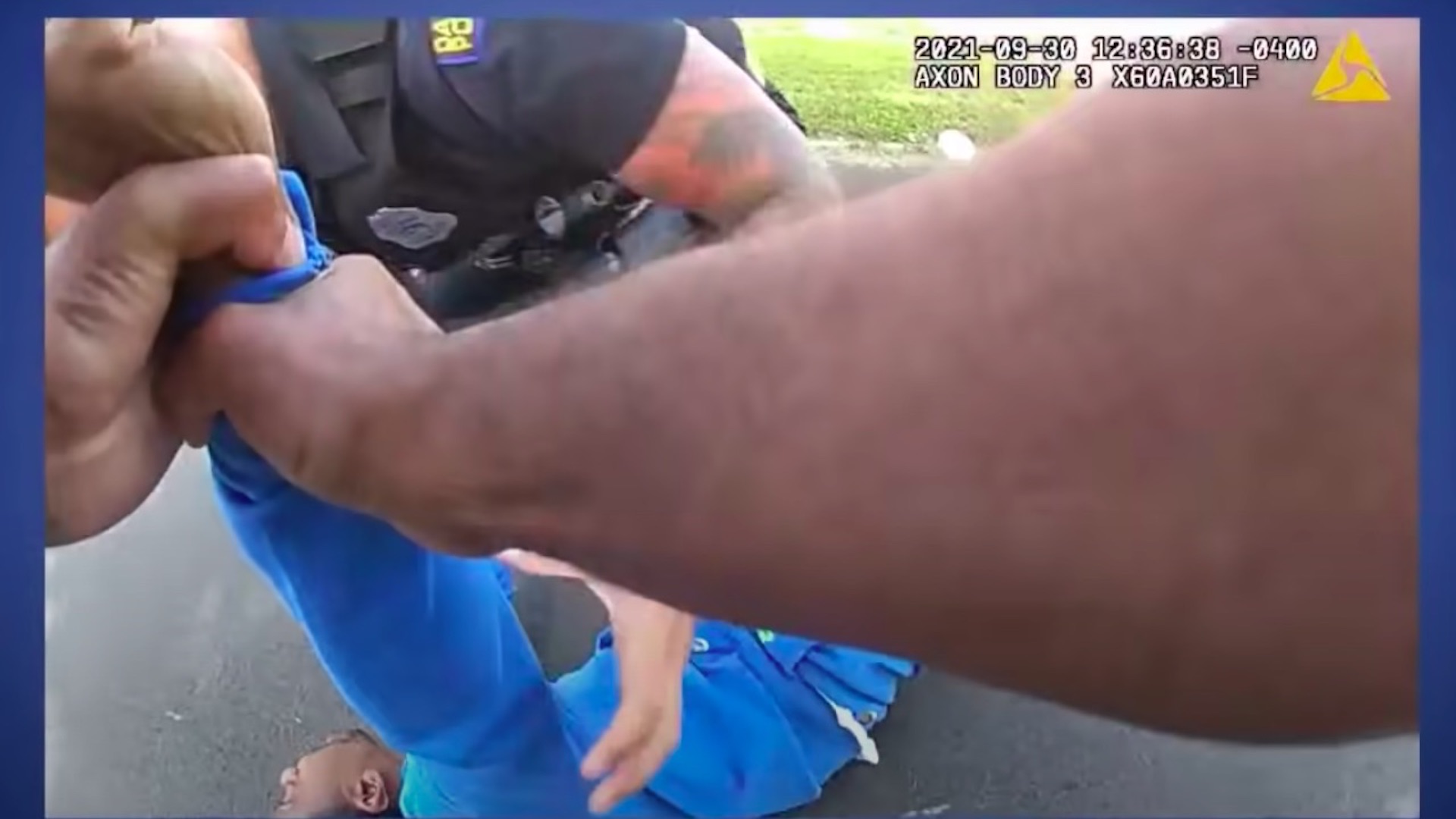 #Video Policías de Ohio sacan a parapléjico de un vehículo