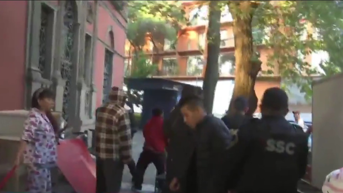 #Video Policía toma control de desalojo en la colonia Juárez tras riña