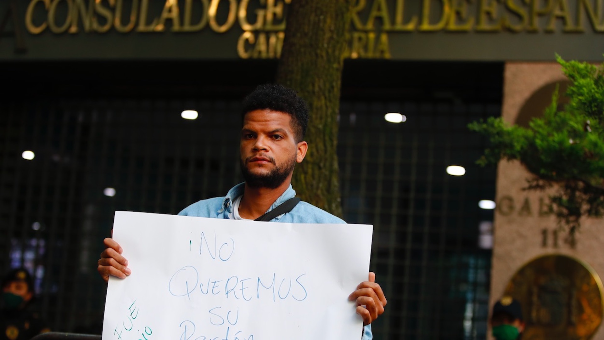 Protestan en las inmediaciones de la embajada de España en México