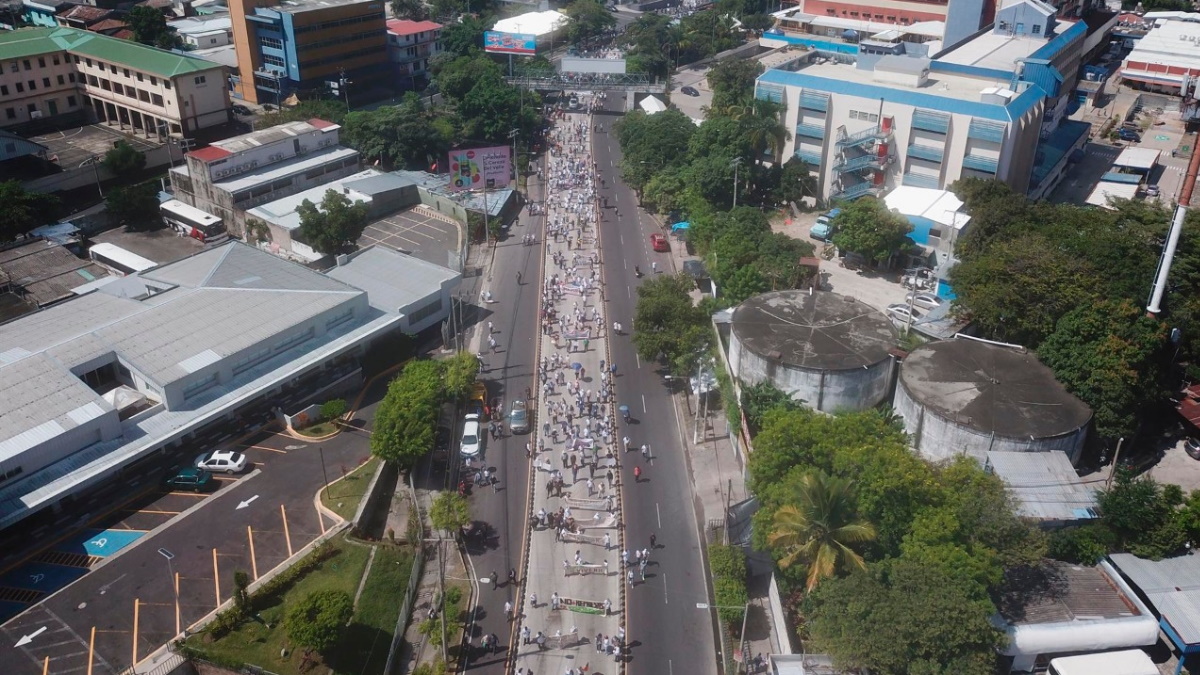 Miles de salvadoreños protestan contra las políticas de Bukele