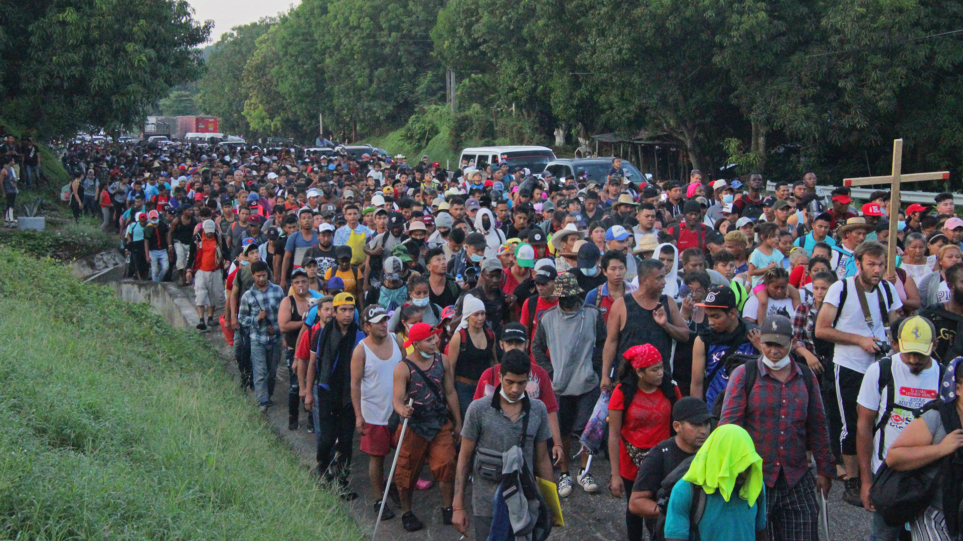 Caravana migrante avanza lentamente por Chiapas