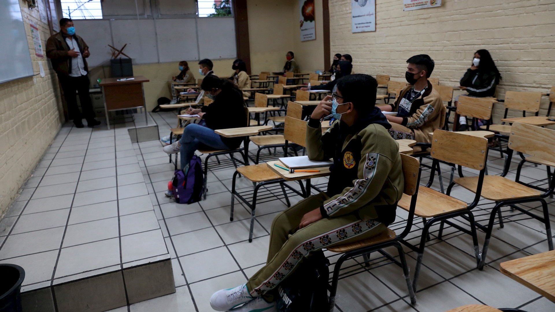 Estiman que en un mes todos los estudiantes regresen a las aulas en México