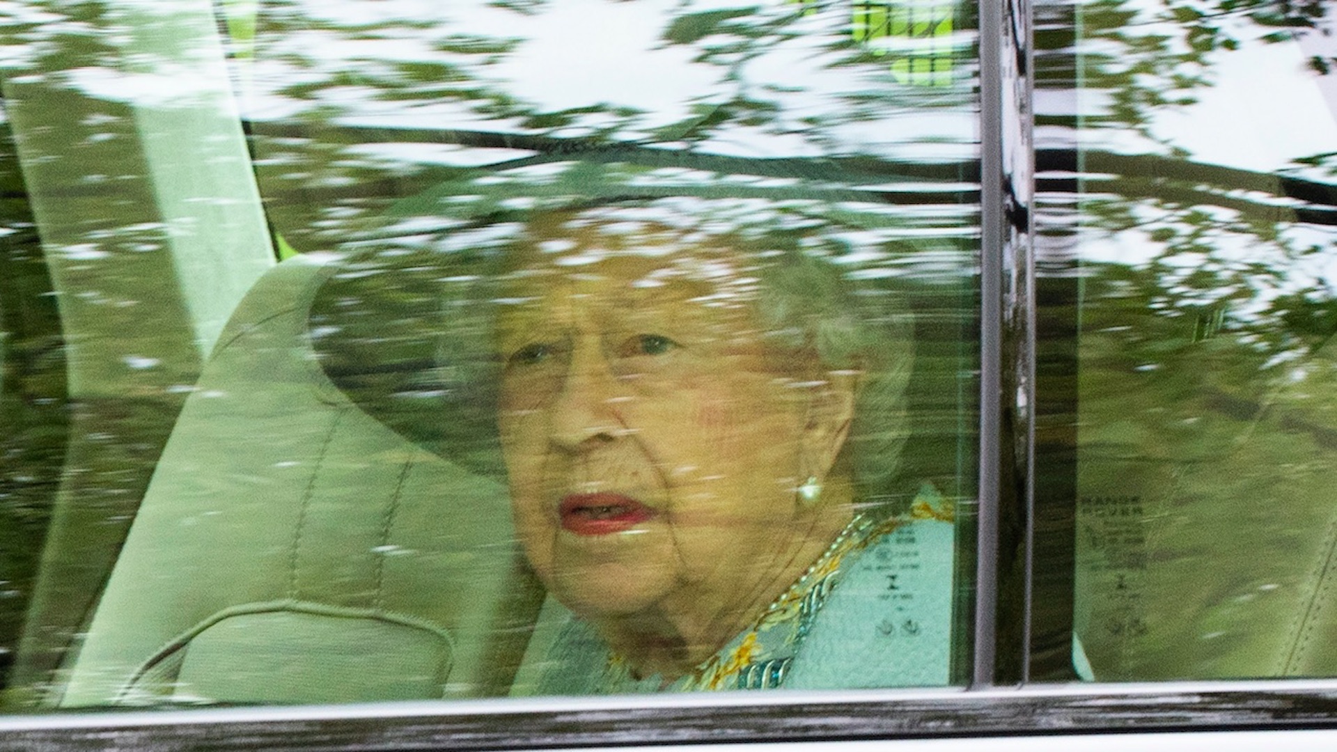 Reina Isabel está en “buena forma” pese a suspensión de actos oficiales, asegura Johnson