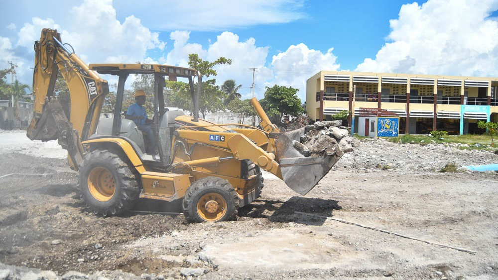 Sur de Haití reanuda clases tras terremoto, pero sin aulas