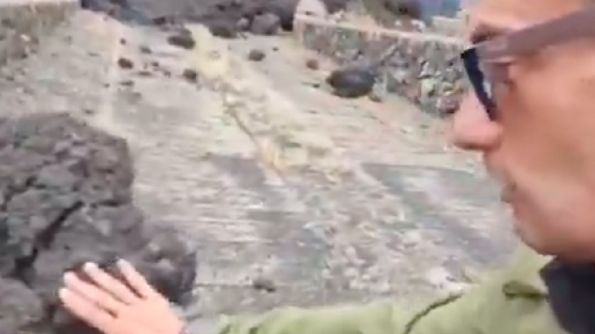 #Video Reportero se quema con roca de erupción del volcán Cumbre Vieja