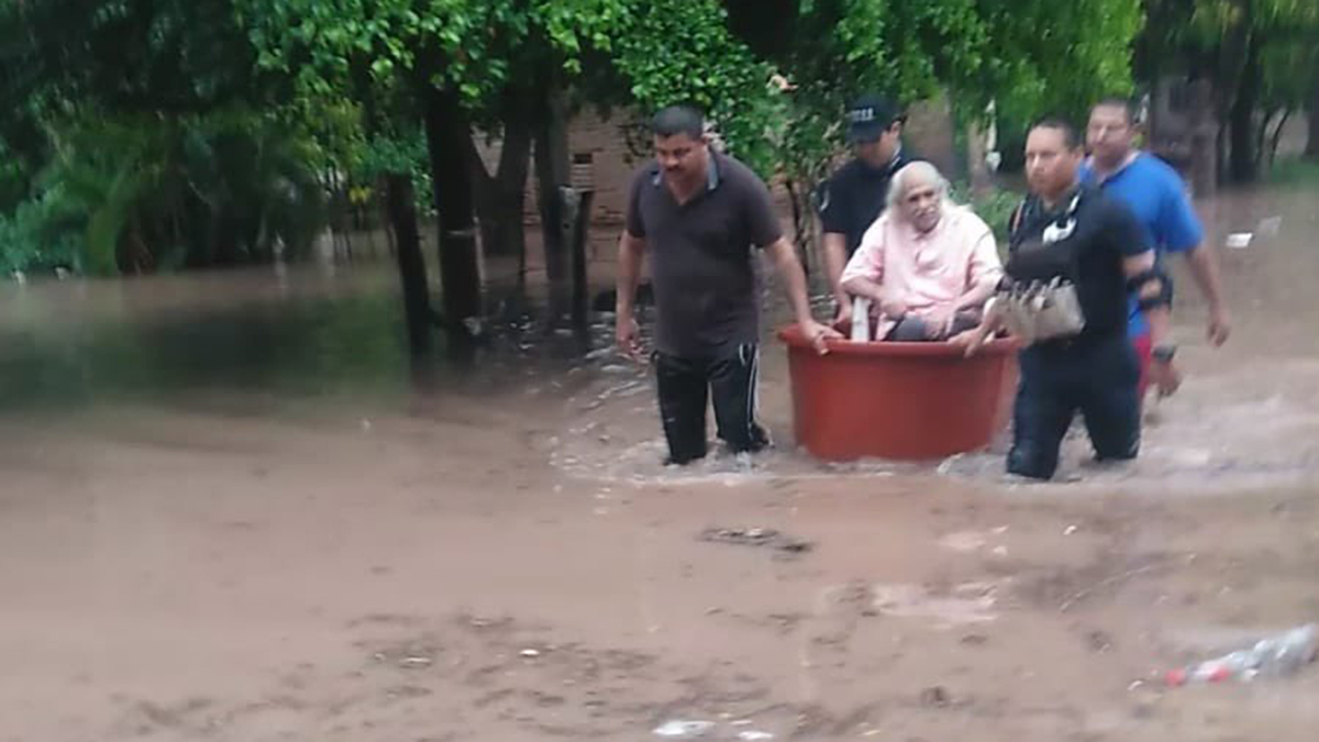 #Video 'Pamela' inunda Sinaloa; joven rescata personas en kayak - rescate-de-adulta-mayor-en-ahome-por-inundaciones
