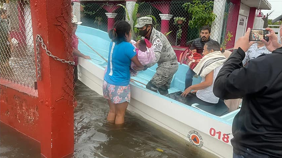#Video Lluvias inundan Lerdo de Tejada en Veracruz; rescataron personas en lanchas