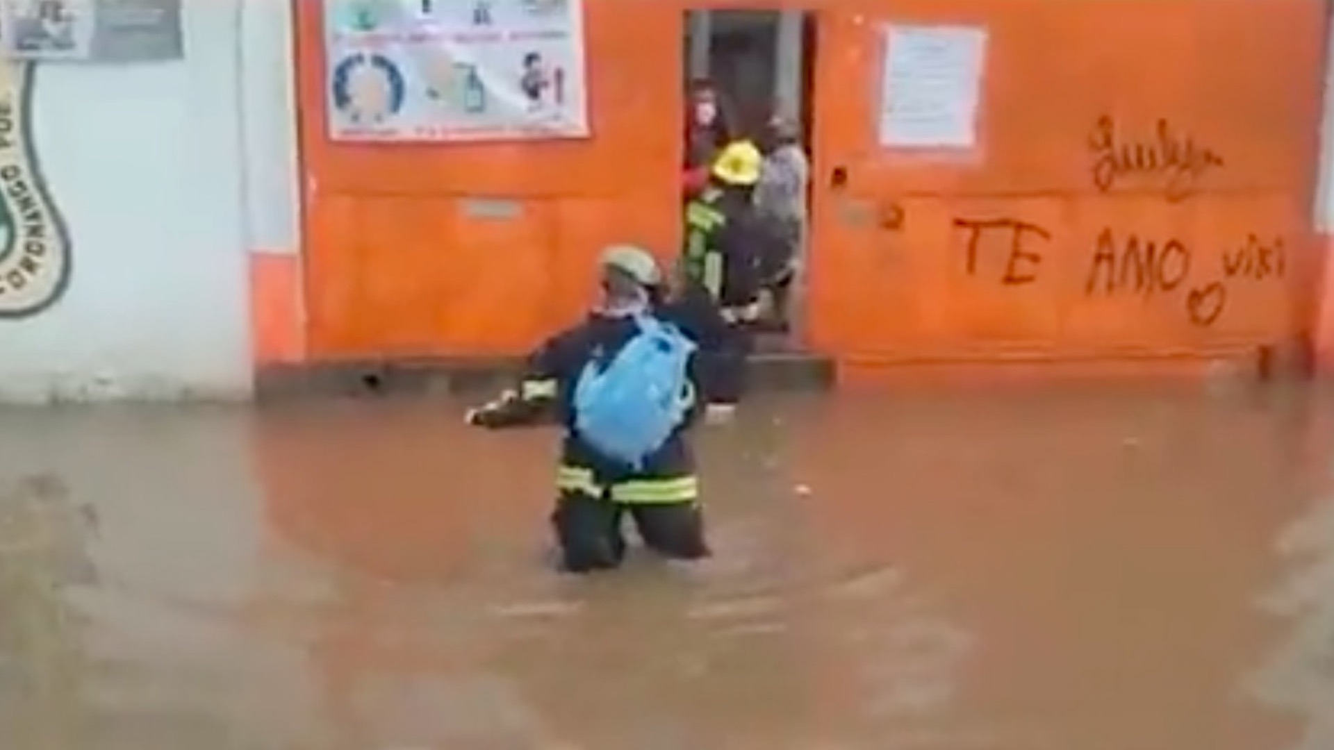 #Video Rescatan a seis personas de escuela inundada en Puebla