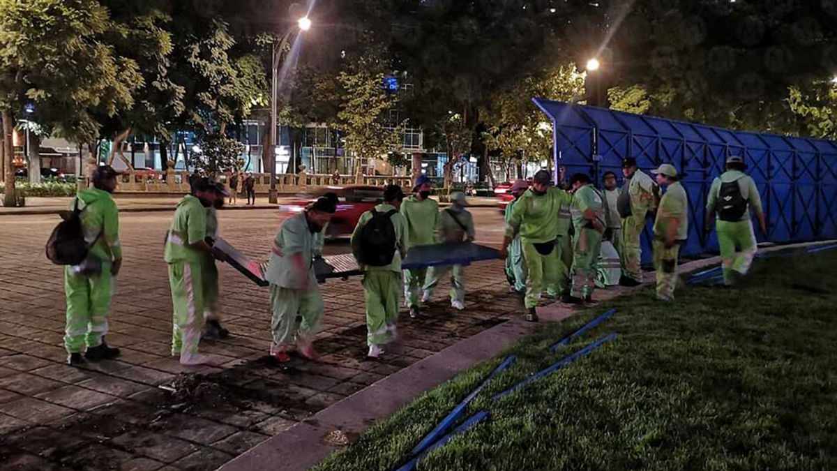 Quitan vallas al Ángel de la Independencia; regresan turistas a tomarse fotos - retiro-de-vallas-que-rodeaban-el-angel-de-la-independencia