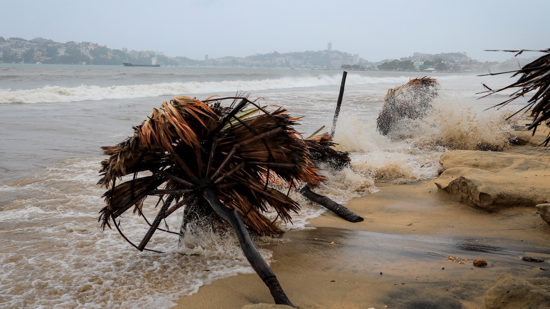 Rick mantiene lento desplazamiento hacia costas de Guerrero y Michoacán
