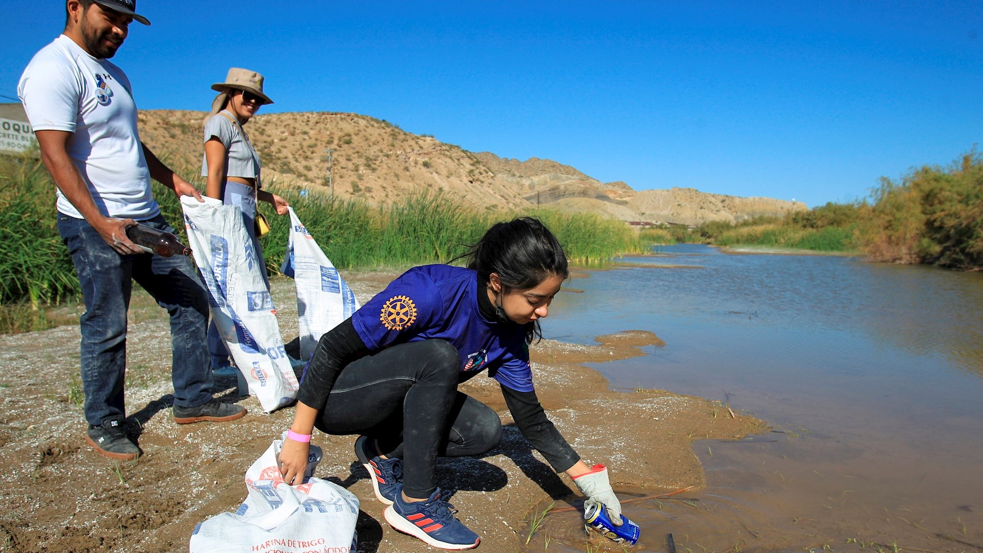 Activistas se unen en la frontera para limpiar el río Bravo - rio-bravo-grande-frontera-limpieza-2