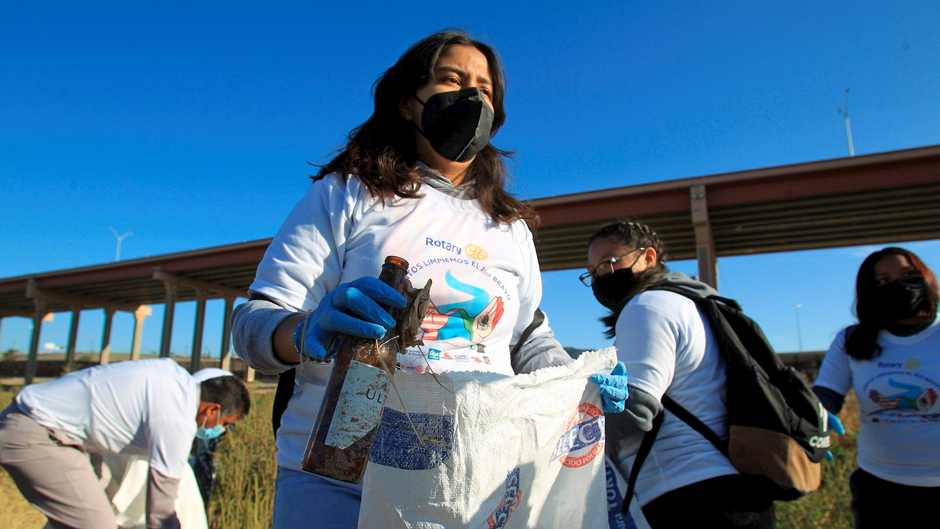 Activistas se unen en la frontera para limpiar el río Bravo - rio-bravo-grande-frontera-limpieza-3