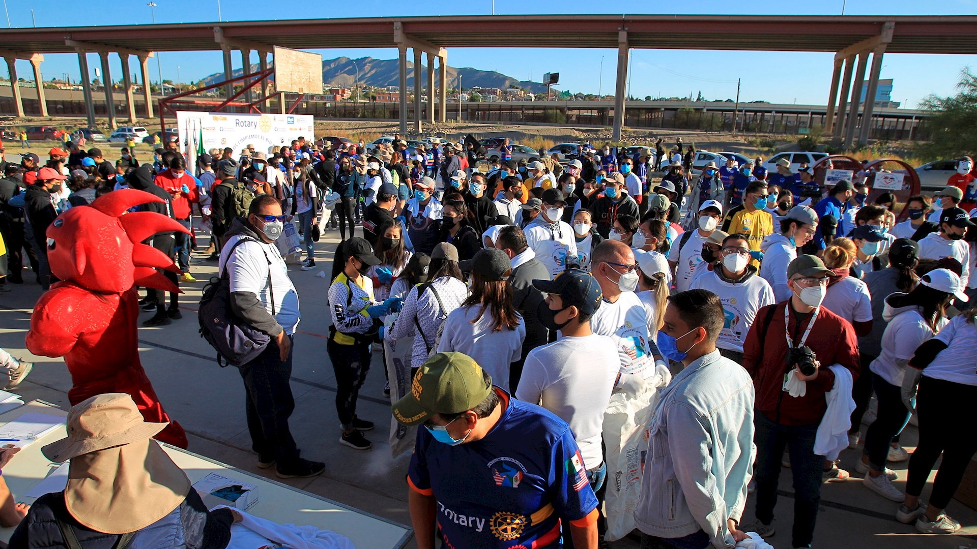 Activistas se unen en la frontera para limpiar el río Bravo