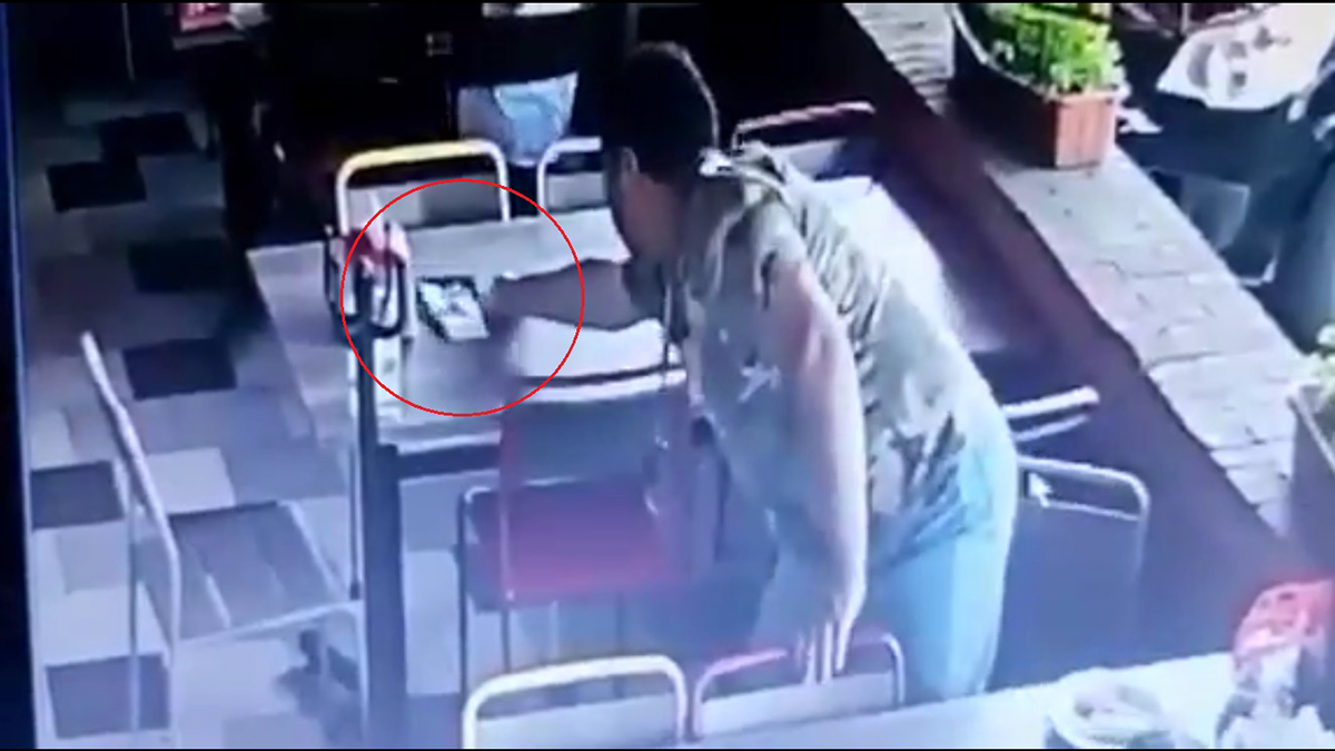 #Video Cliente roba en restaurante de Jalisco dinero de la cuenta de otra mesa