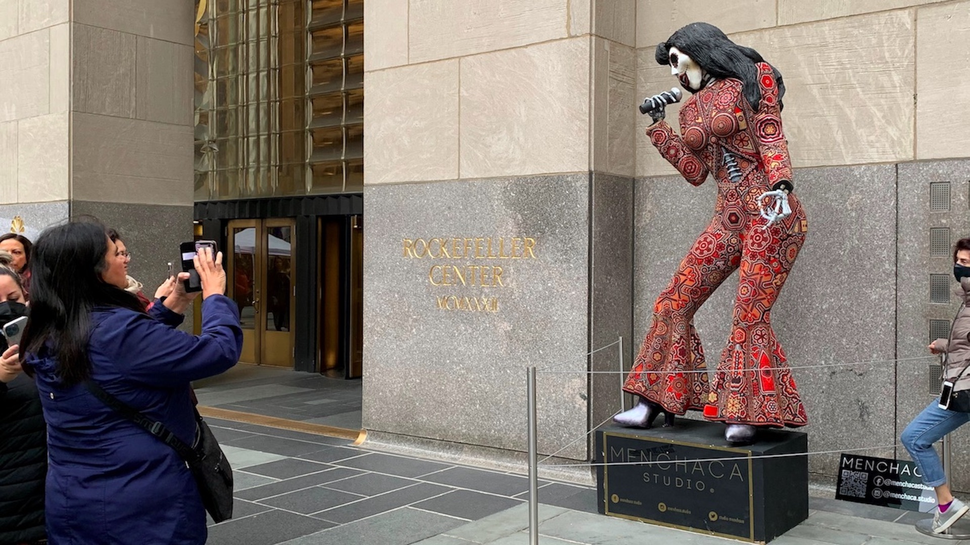 Instalan ofrenda de Día de Muertos en el Rockefeller Center - rockefeller-center