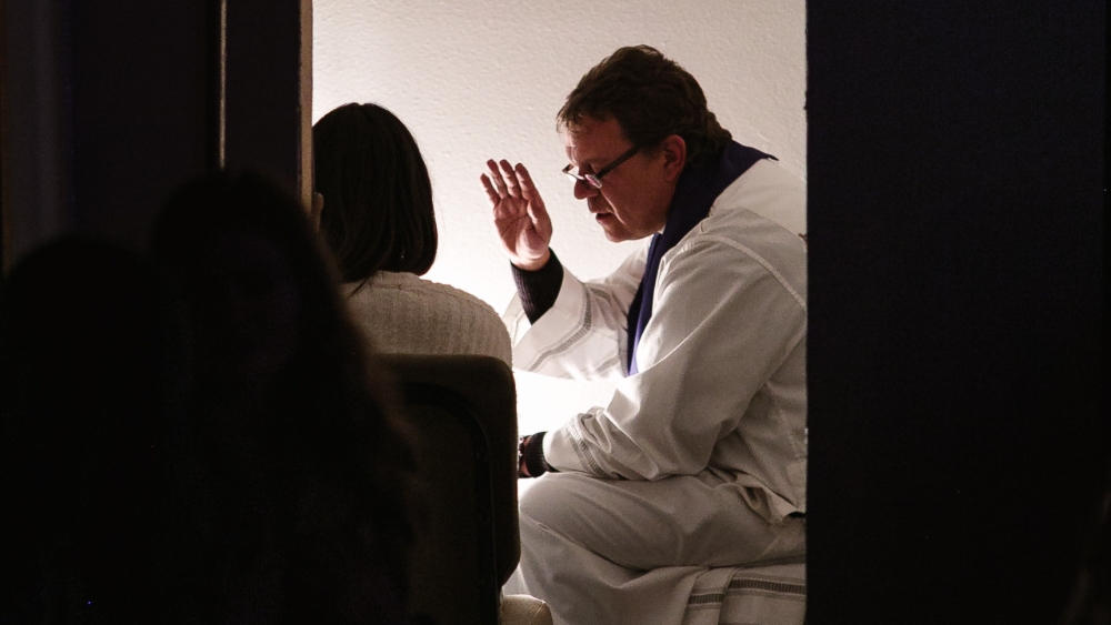 Iglesia francesa estudia reformas sobre el secreto de confesión