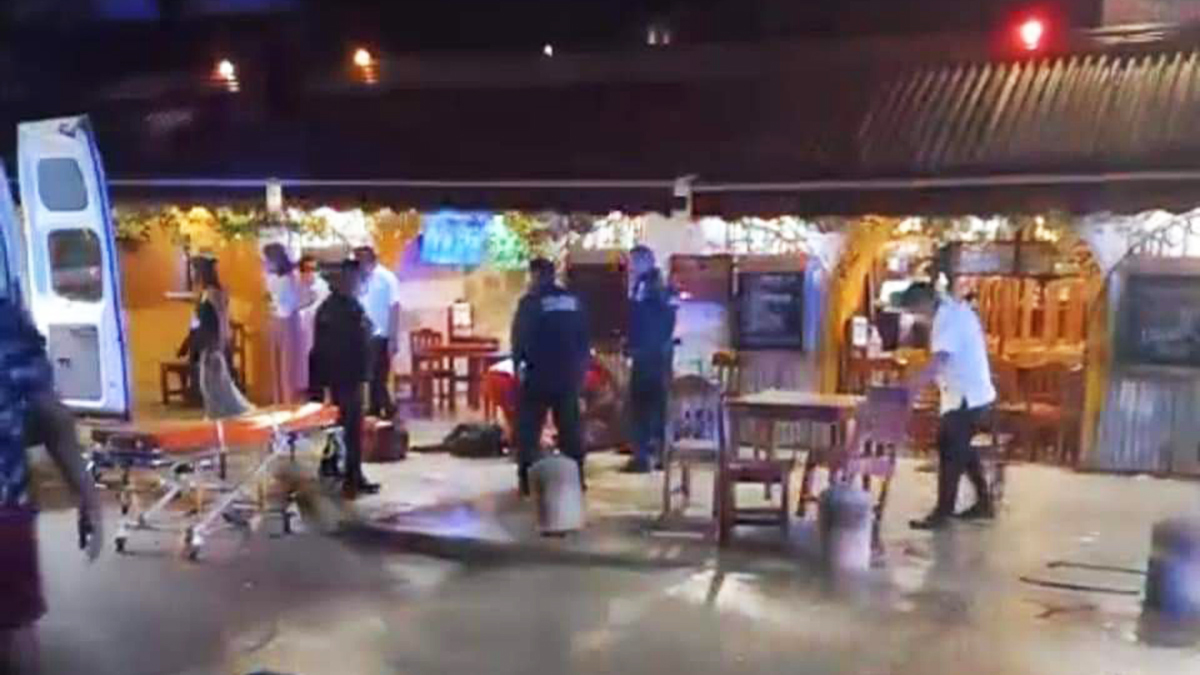 Caen 8 presuntos implicados en balacera en Tulum que dejó dos turistas muertas - servicios-de-emergencia-en-restaurante-bar-de-tulum-tras-ataque