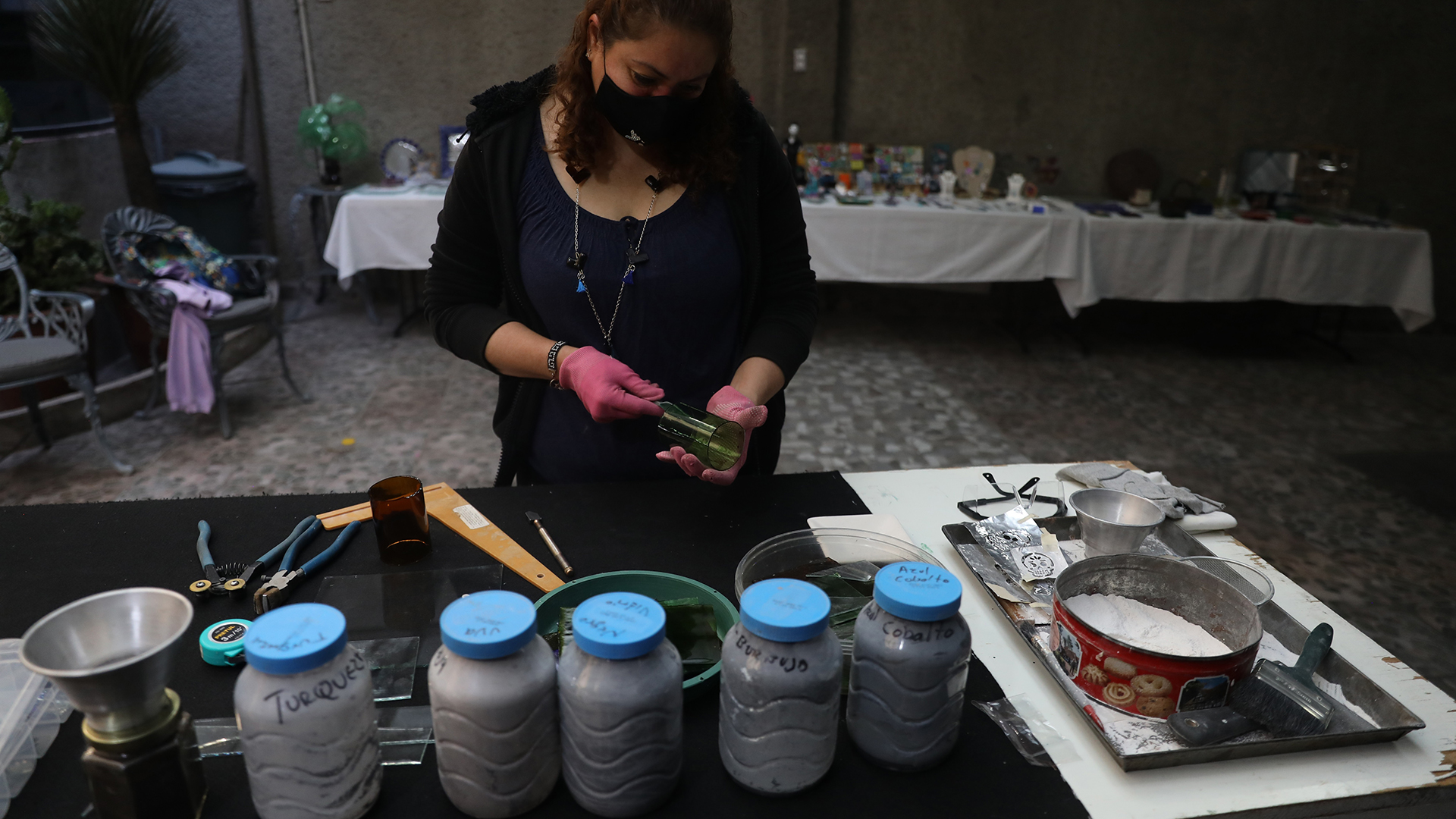 Calaveras y dulces salvan a artesanos de la crisis en el Día de Muertos - susana-paniagua-en-su-taller-de-vidrio-reciclado