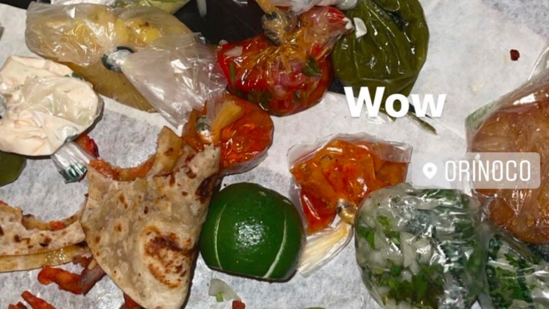 Rosalía come tacos en su visita en la Ciudad de México