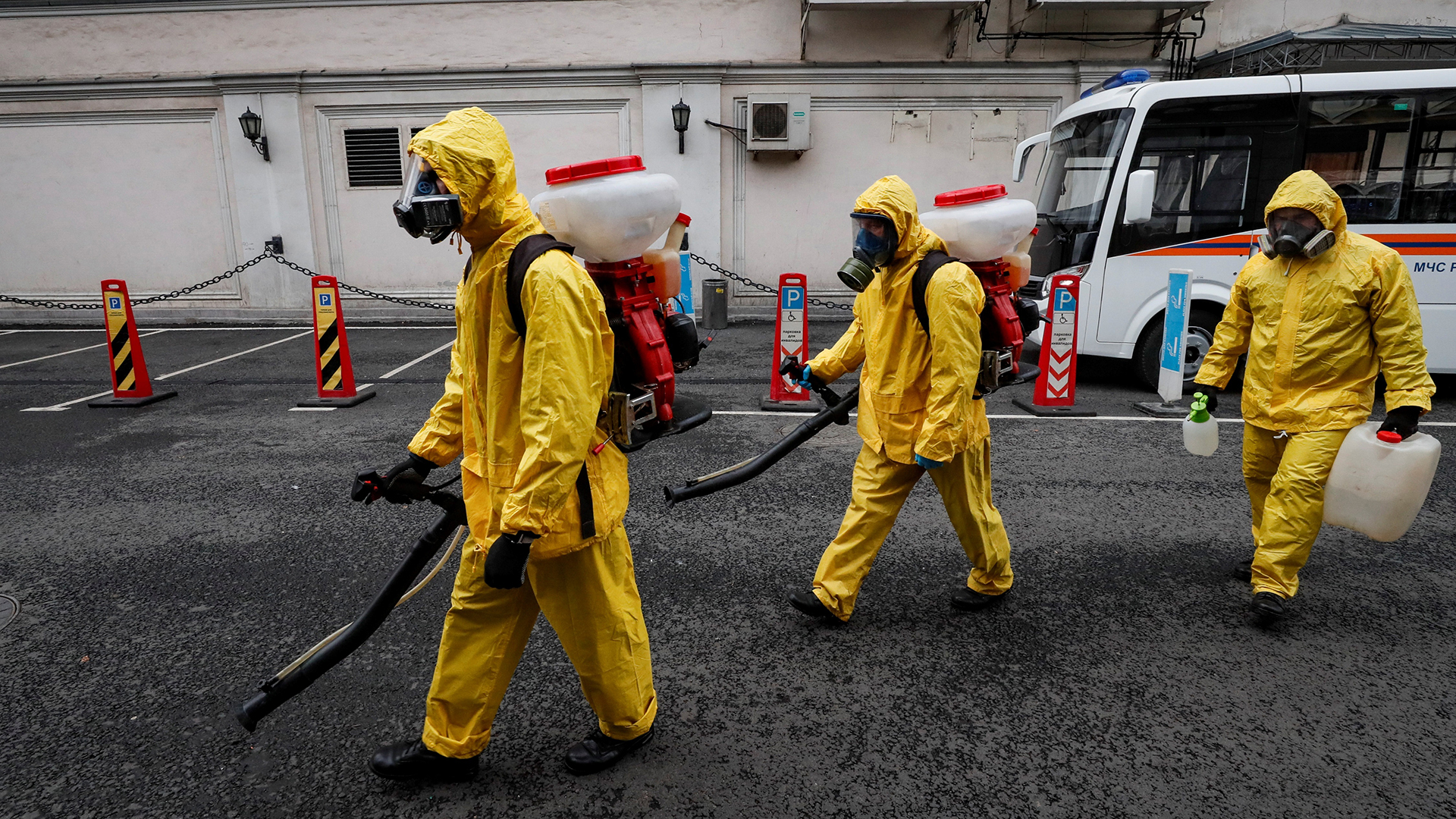 Putin da vacaciones a los rusos para frenar la pandemia - tareas-de-desinfeccion-en-rusia-ante-la-pandemia-de-covid-19