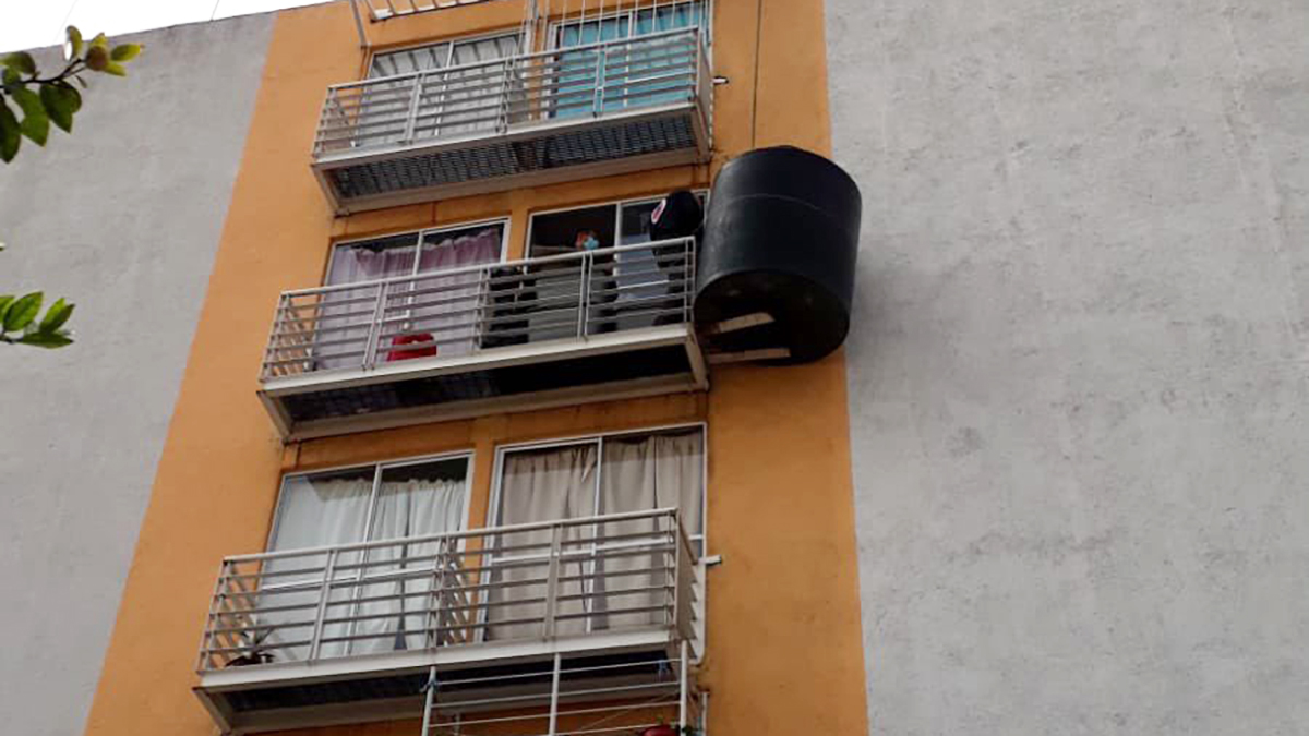 Vecinos de Iztacalco cuelgan tinaco en 5to piso de edificio; PC lo retira