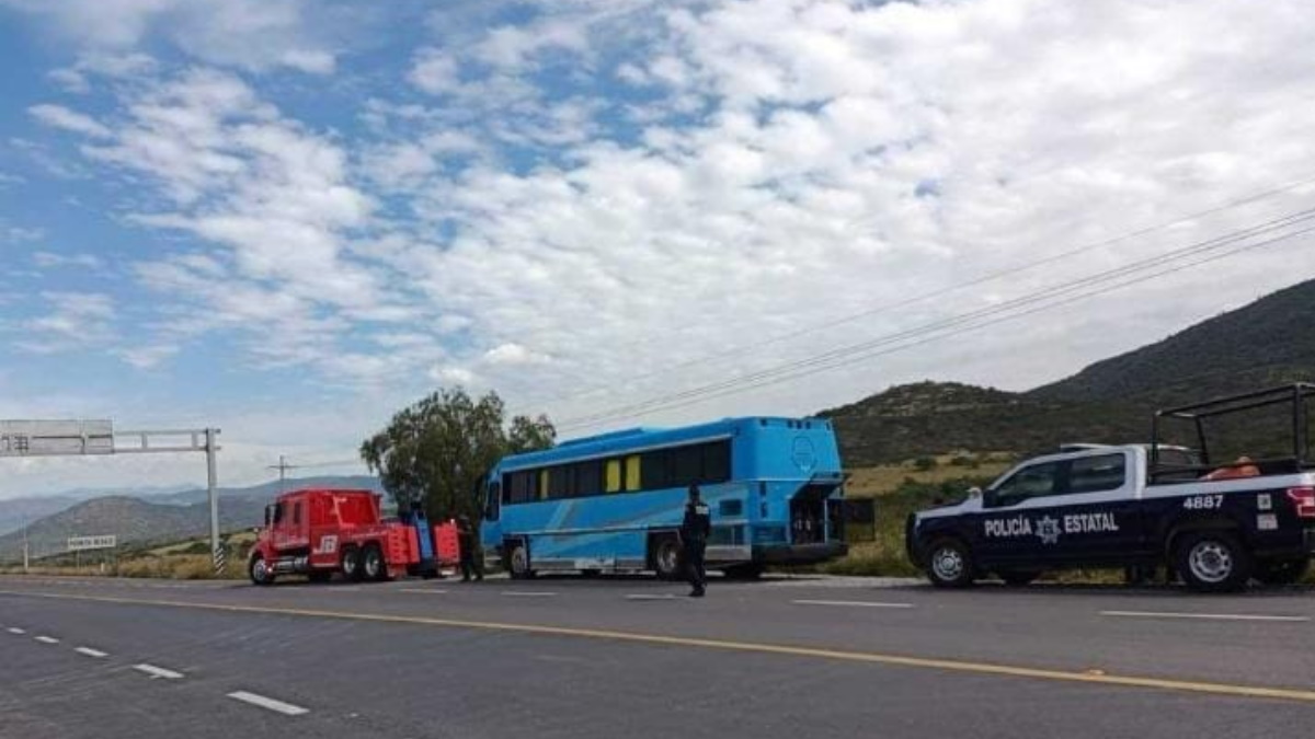 Policías encuentran a decenas de migrantes a bordo de autobús en Querétaro