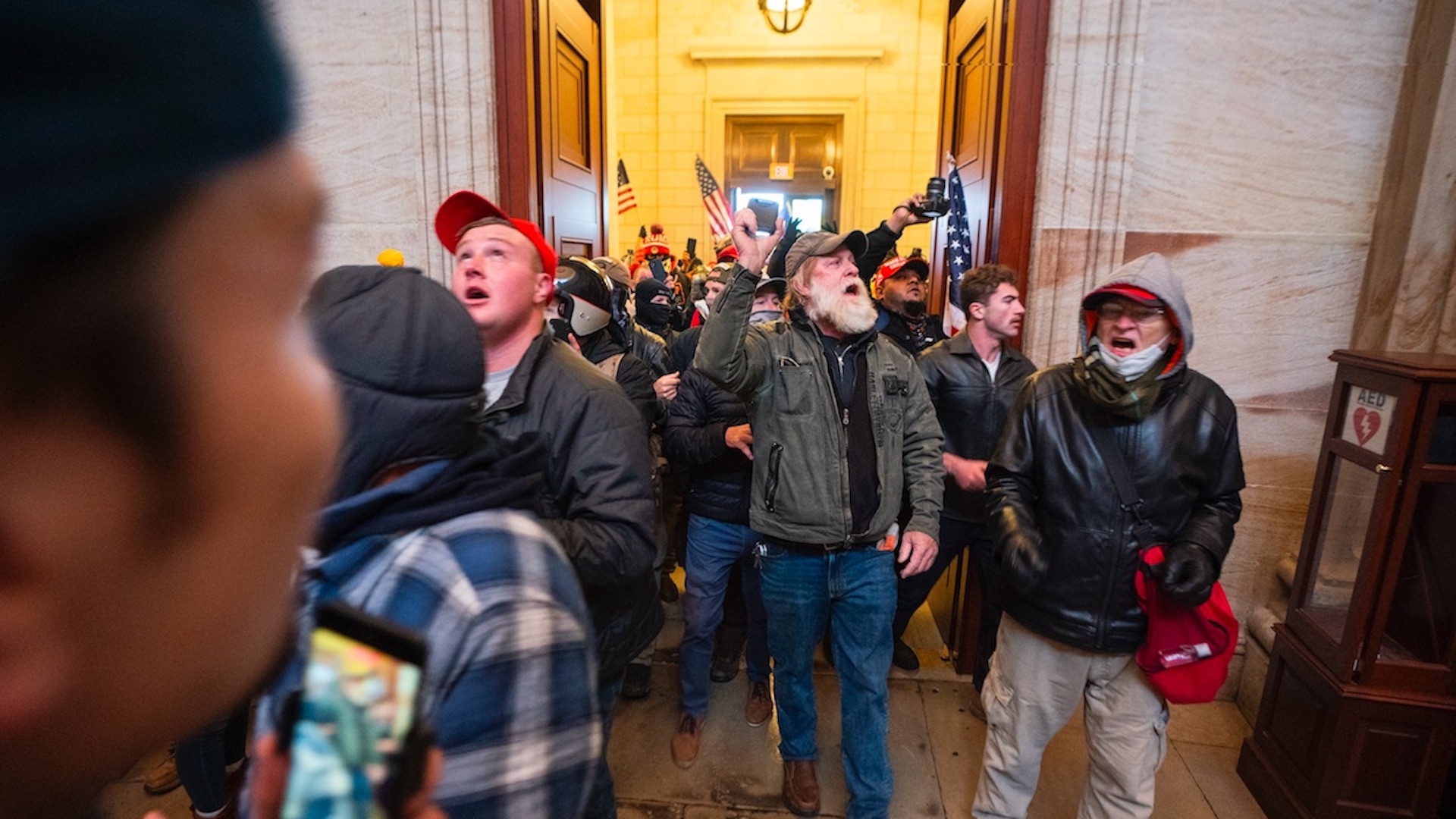 Acusan a policía de obstruir investigación sobre toma del Capitolio