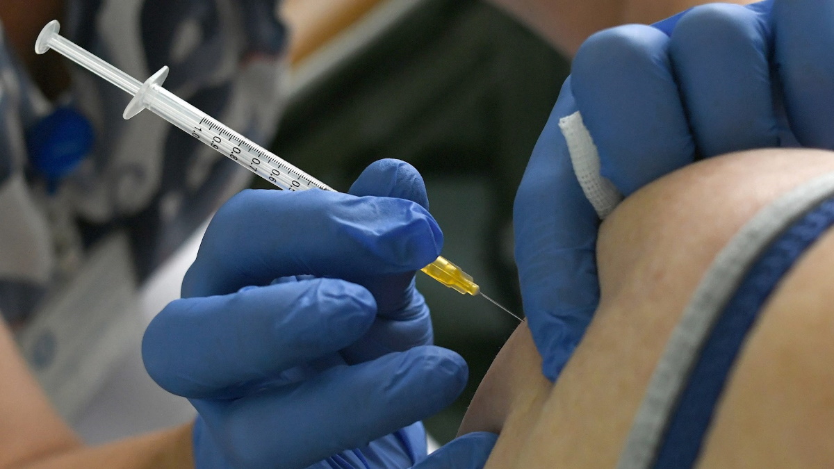 OMS pide acelerar vacunación ante alto riesgo de variante ómicron