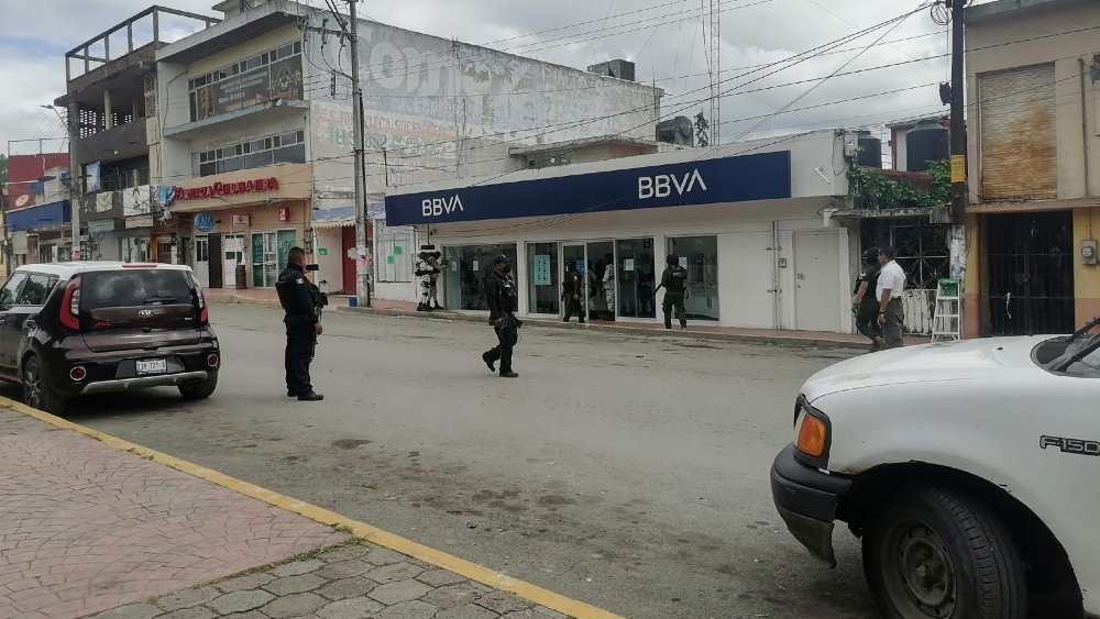 Liberan a rehenes de banco en Veracruz tras intento fallido de robo